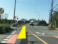【直進】栄東中学・高等学校を右手に、直進して陸橋を渡ります。