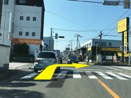 【右折】右折して産業道路に入ります。